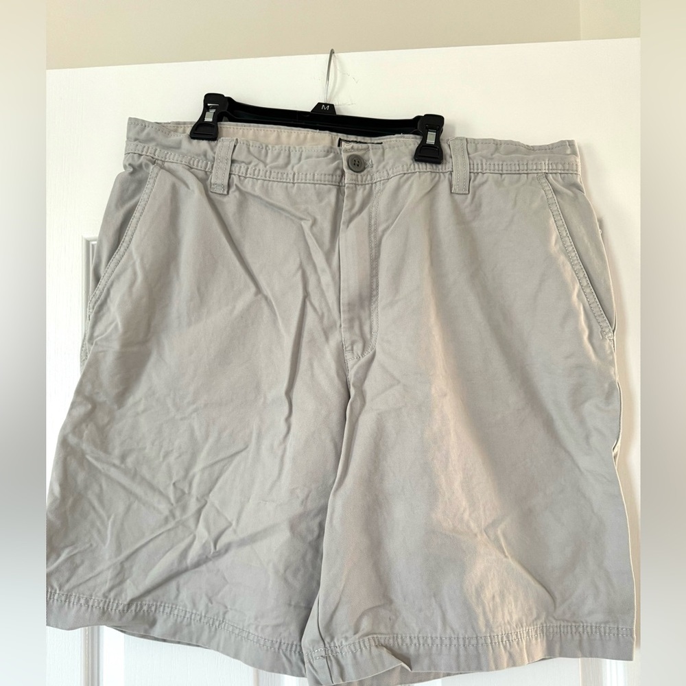Izod Men's Light Gray Flat Front Shorts